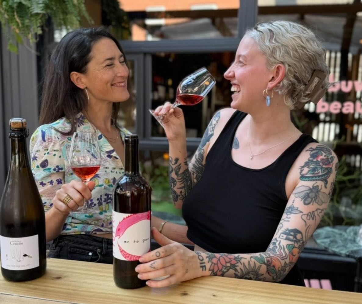 Deux amies trinquent au vin nature sur la terrasse